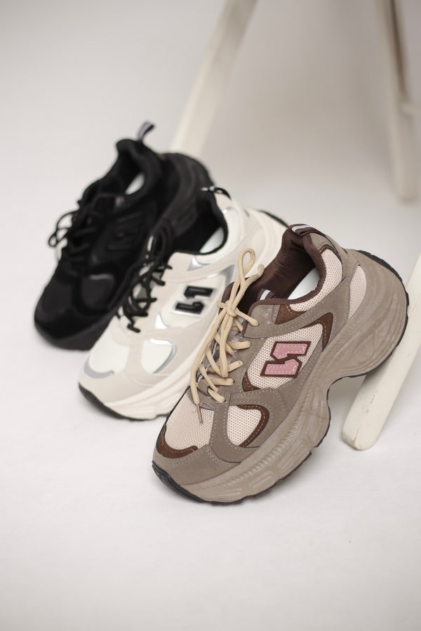 کتونی اسپرت زنانه نیو بالانس | مدل new balance M11161 جنس زیره : PU موارد استفاده: اسپرت ، روزمره ، مهمانی جنس رویه : ترکیب پارچه دارای منافذ باز و چرم صنعتی قالب : استاندارد نحوه بسته شدن کفش: بندی ویژگی ها: انعطاف پذیر قابلیت ارتجاعی قابلیت گردش هوا کاهش فشار وارده مقاوم در برابر سایش