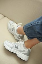 کتونی اسپرت زنانه نیو بالانس | مدل New Balance L3008 رنگ نقره ای طوسی