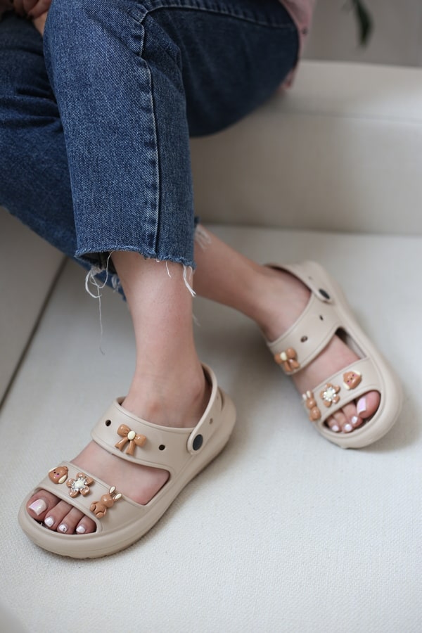 صندل کراکس زنانه | مدل کاتیا 332 رنگ کرم