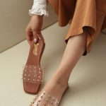 صندل راحتی زنانه | مدل طلقی پرچی هرمی تخت رنگ عسلی