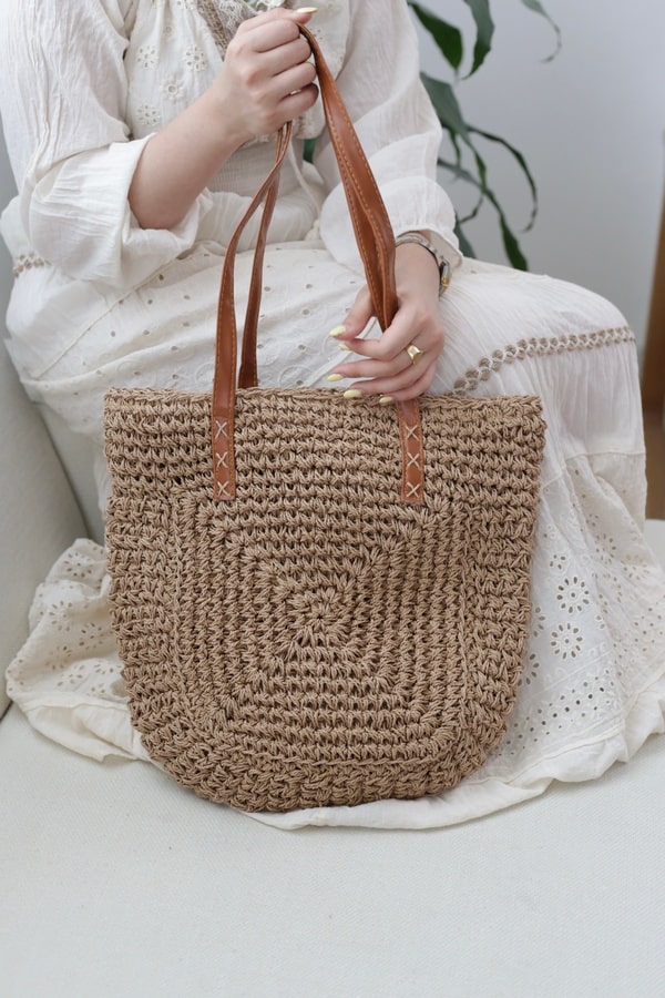 کیف حصیری زنانه مدل رافیا بزرگ رنگ گردویی بند عسلی