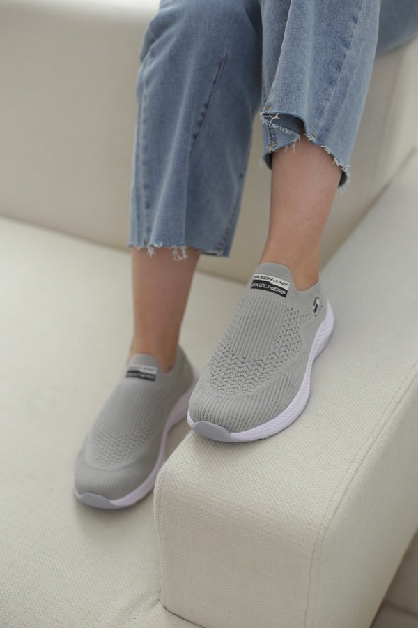 کتونی جورابی مدل اس بافتی زنانه skechers طوسی روشن