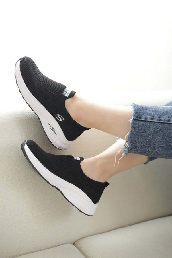 کتونی جورابی مدل اس بافتی زنانه skechers مشکی