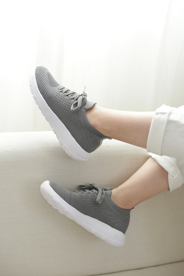 کتونی جورابی زنانه مدل اسکیچرز بند دار زنانه skechers طوسی سیر