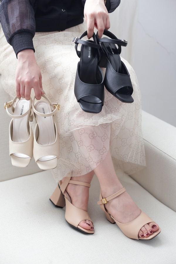 صندل پاشنه دار زنانه کد Z 800-12