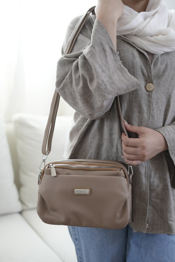 کیف دوشی زنانه مدل دیور جلو جیب